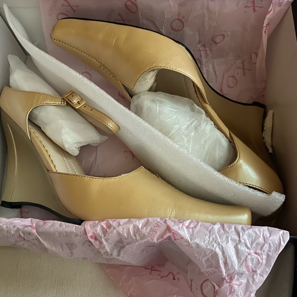 XOXO “Hot Love Wedge”